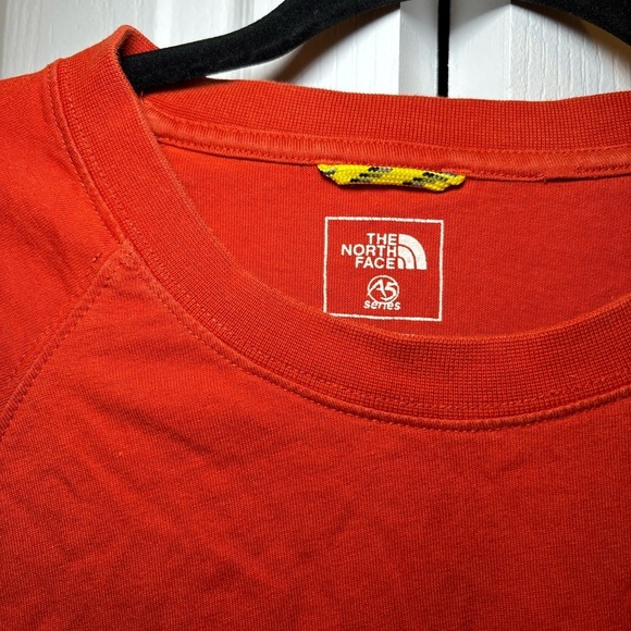 The North Face - Outdoor Basic Men’s Orange Sunriser Short Sleeve Tee in Size XL - Picture 4 of 11